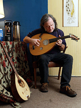 David Lindley backstage with an oud. Photo by Joerg Kliewe.