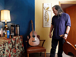 David Lindley backstage. Photo by Joerg Kliewe.