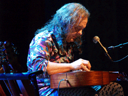 David Lindley on stage at the Alladin with his Weissenborn. Photo by Joerg Kliewe.