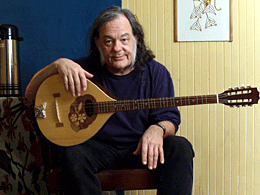 David Lindley backstage with a bouzouki. Photo by Joerg Kliewe.